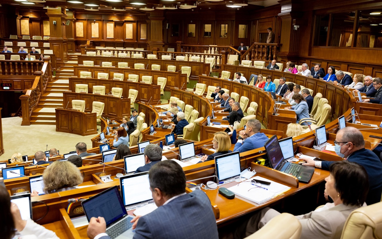 Deputații Irina Lozovan și Alexandr Neterovschi au rămas fără imunitate parlamentară
