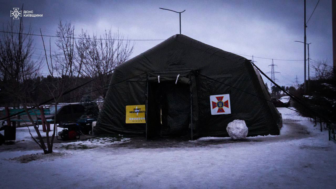 Patru zile în întuneric: cum țin salvatorii și voluntarii orașul Vișhorod în viață