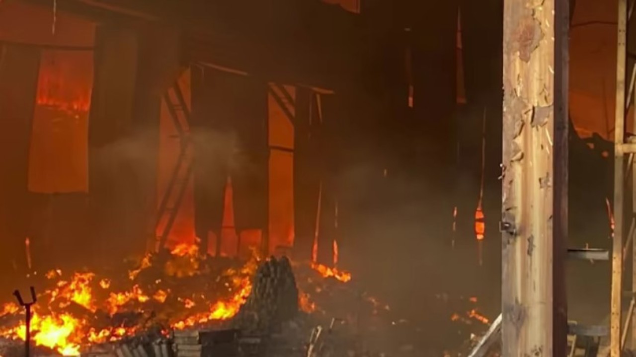 Sute de tone de ajutor umanitar au ars după ce o dronă a căzut peste un depozit din Lvov