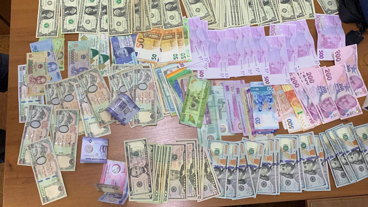 Bani furați la bordul unui avion: suspectul a fost reținut