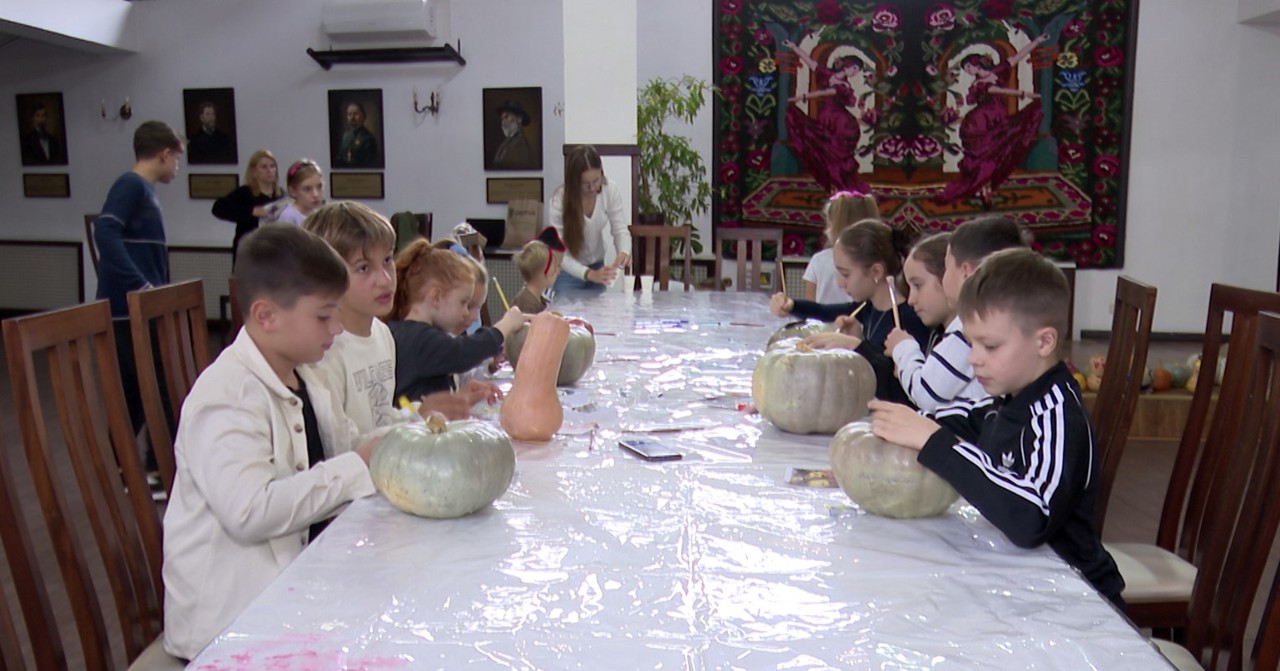 Kids get creative at Chisinau pumpkin painting party