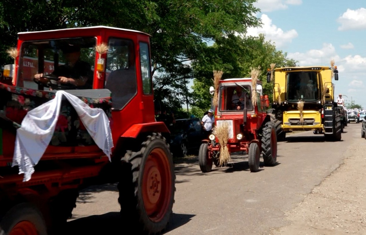 La Cîrnățeni s-a sărbătorit sfârșitul secerișului: „Onorăm oamenii care lucrează la pământ”