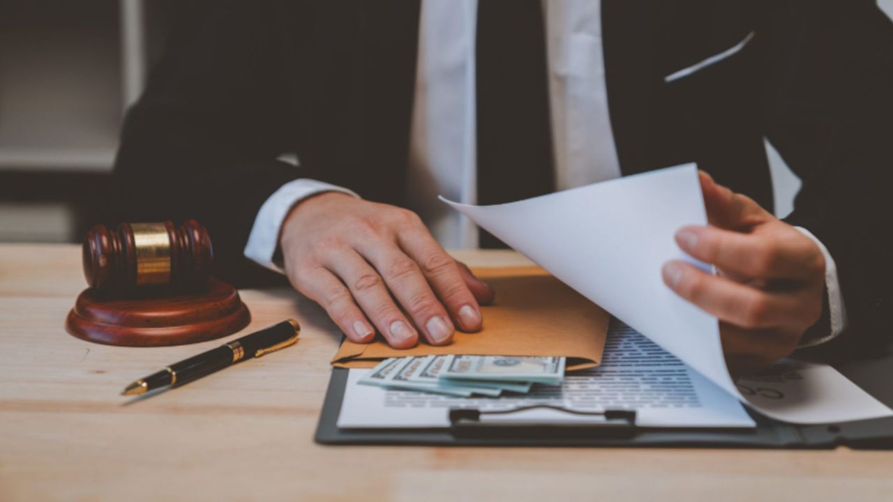 Avocat amendat cu 56 de mii de lei după ce și-a înșelat clienții