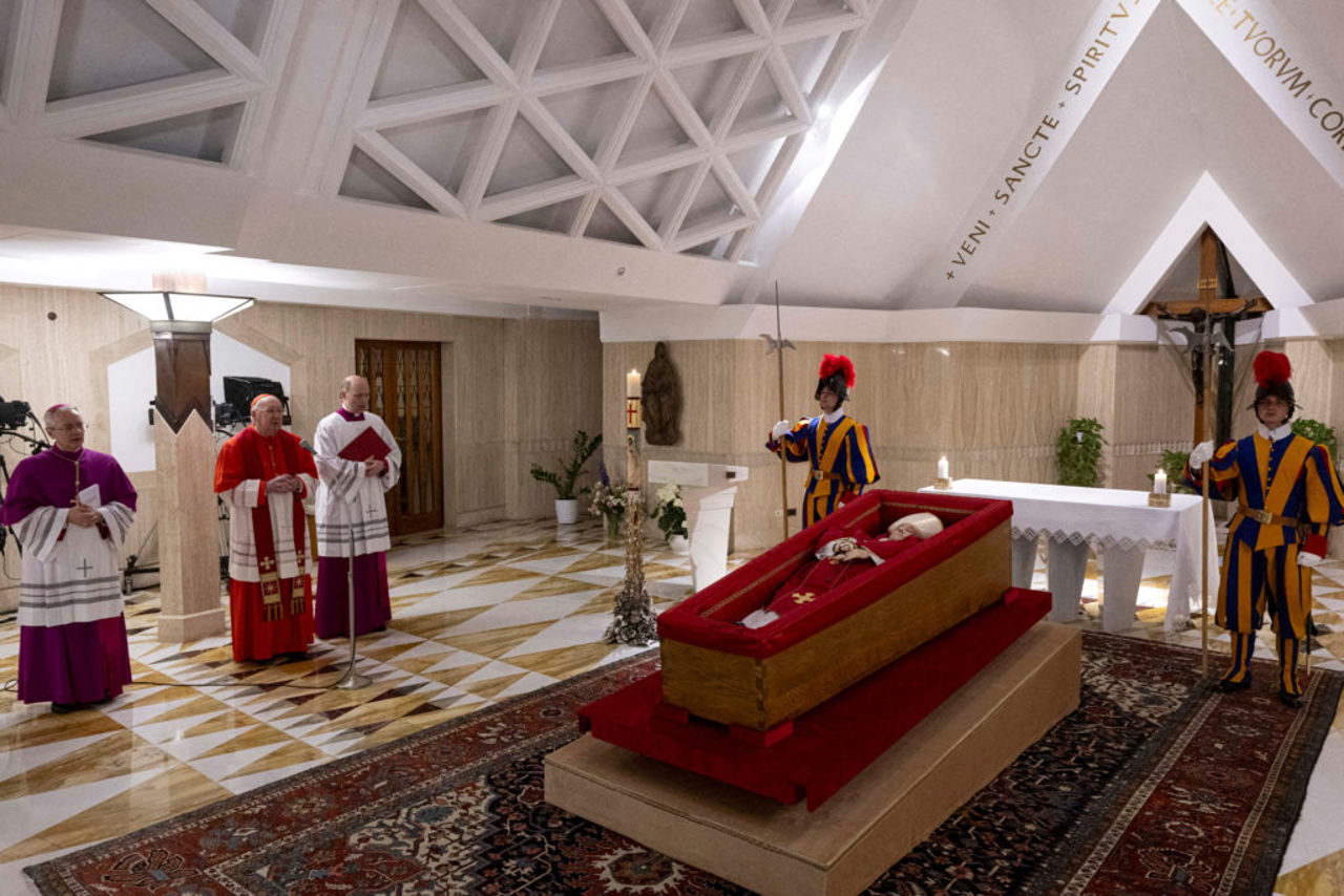 Ultimele pregătiri pentru funeraliile Papei Francisc. Mii de oameni i-au adus un ultim omagiu