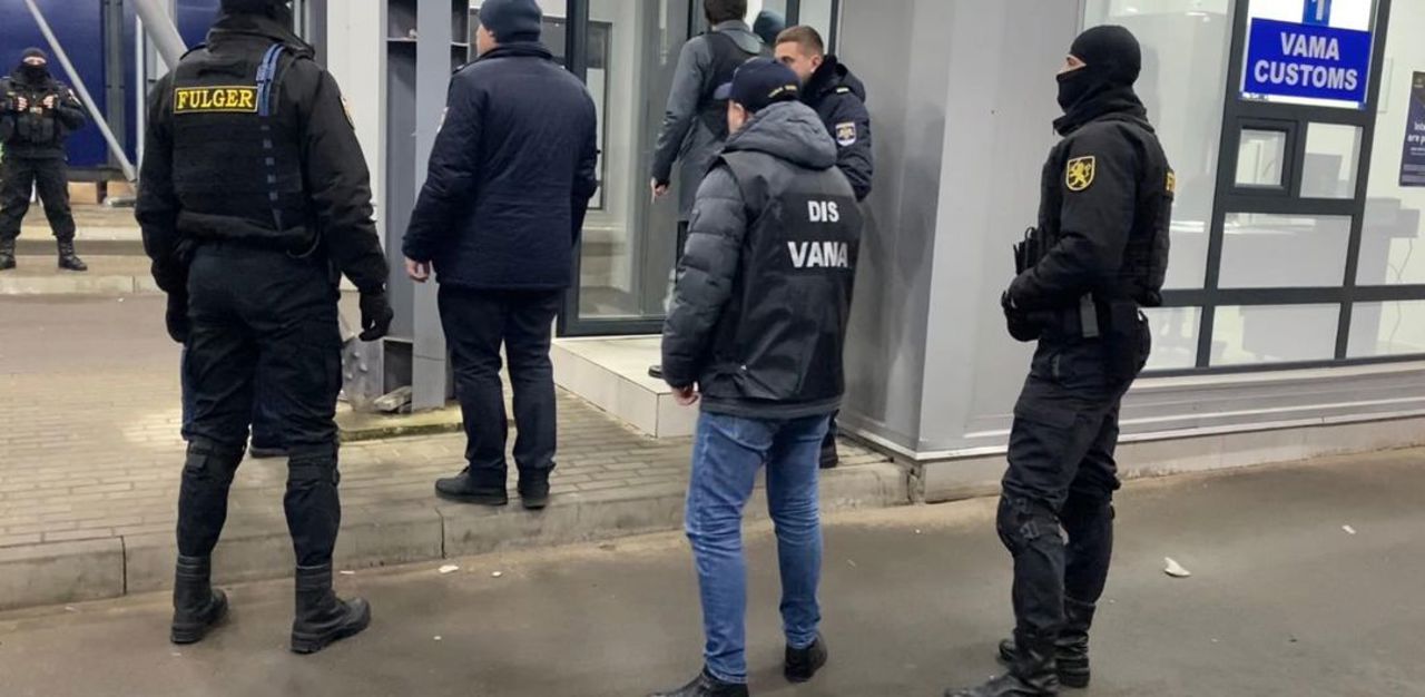 Percheziții la posturile vamale moldo-române: Angajați ai Poliției de Frontieră și Serviciului Vamal, reținuți pentru acte de corupție