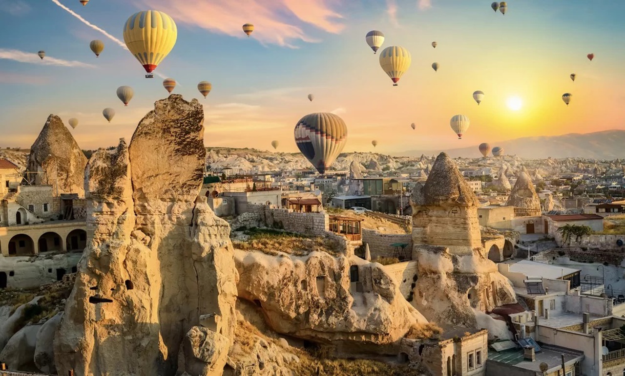 Cappadocia împânzită de baloane cu aer cald. Festivalul Culturii și Turismului atrage vizitatori din întreaga lume