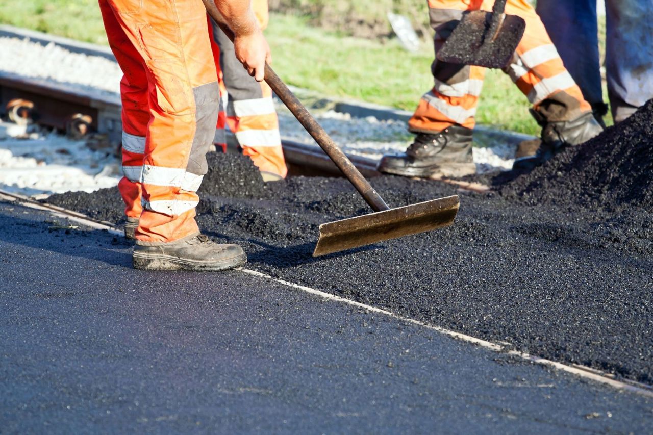 Trafic suspendat pe bulevardul Decebal din capitală. Se va turna un nou strat de asfalt