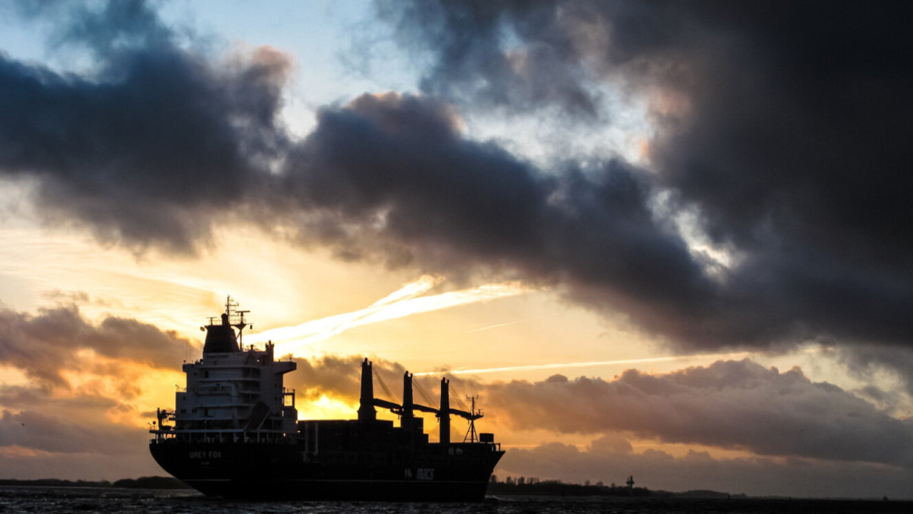 Iranul atacă trei nave în strâmtoarea Ormuz și lovește rezervoare petroliere din Oman