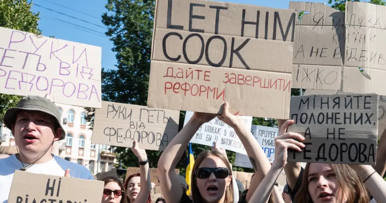Ukraine defense minister quits amid military rift