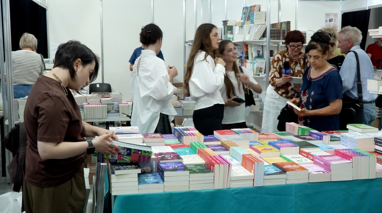„Pasiunea pentru carte nu a dispărut”: Bookfest adună mii de cititori la Chișinău