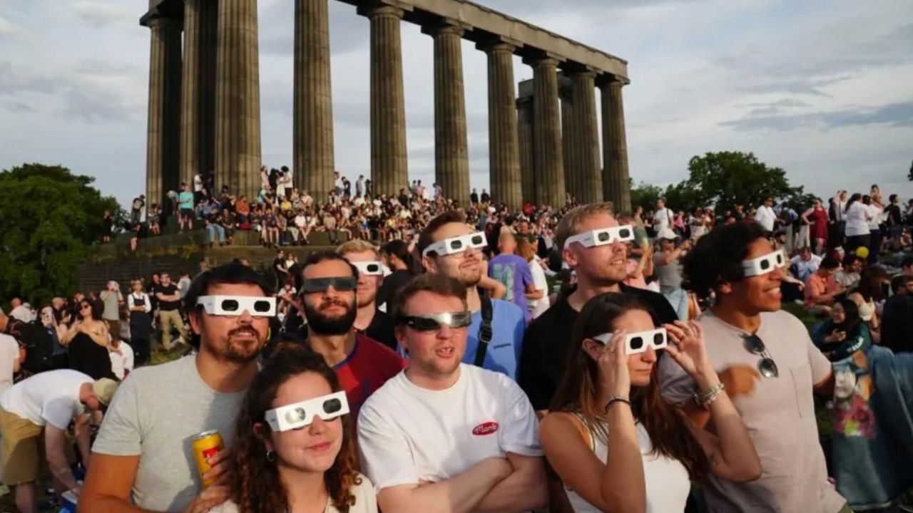 BBC / O mulțime adunată pe Calton Hill, în Edinburgh, însă au avut de înfruntat un cer înnorat