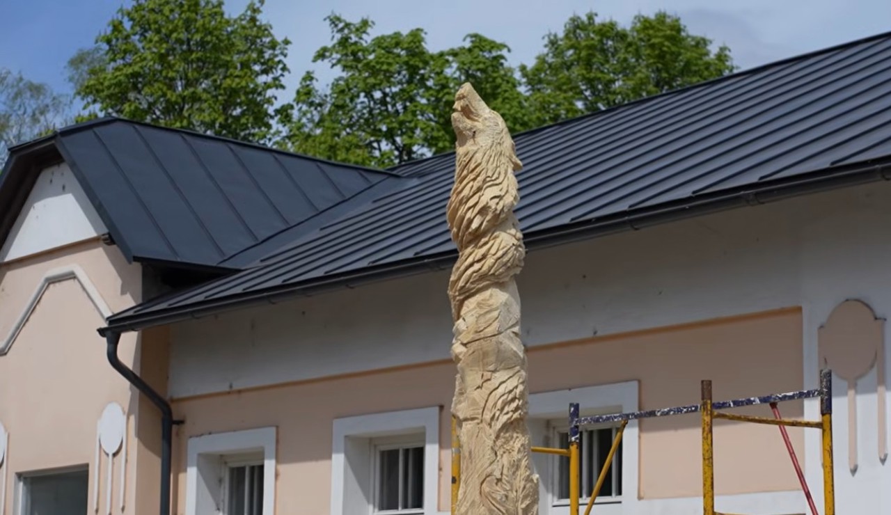 Artă în lemn | Un tânăr a creat o sculptură impresionantă în fața Muzeului de Istorie din Soroca 