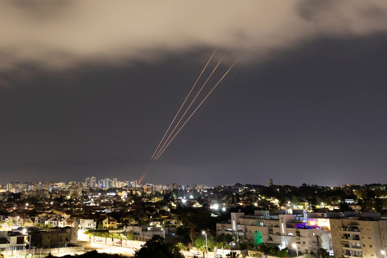 Reuters / Un sistem antirachetă funcționează după ce Iranul a lansat drone și rachete spre Israel, așa cum se vede din Ashkelon, Israel, 14 aprilie 2024