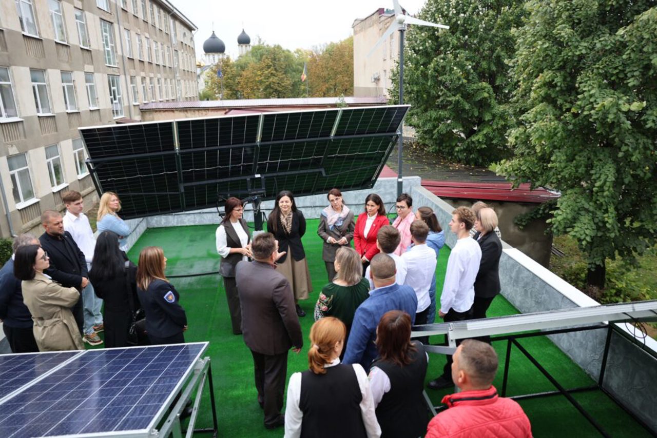 Students from Balti learn to install solar panels 