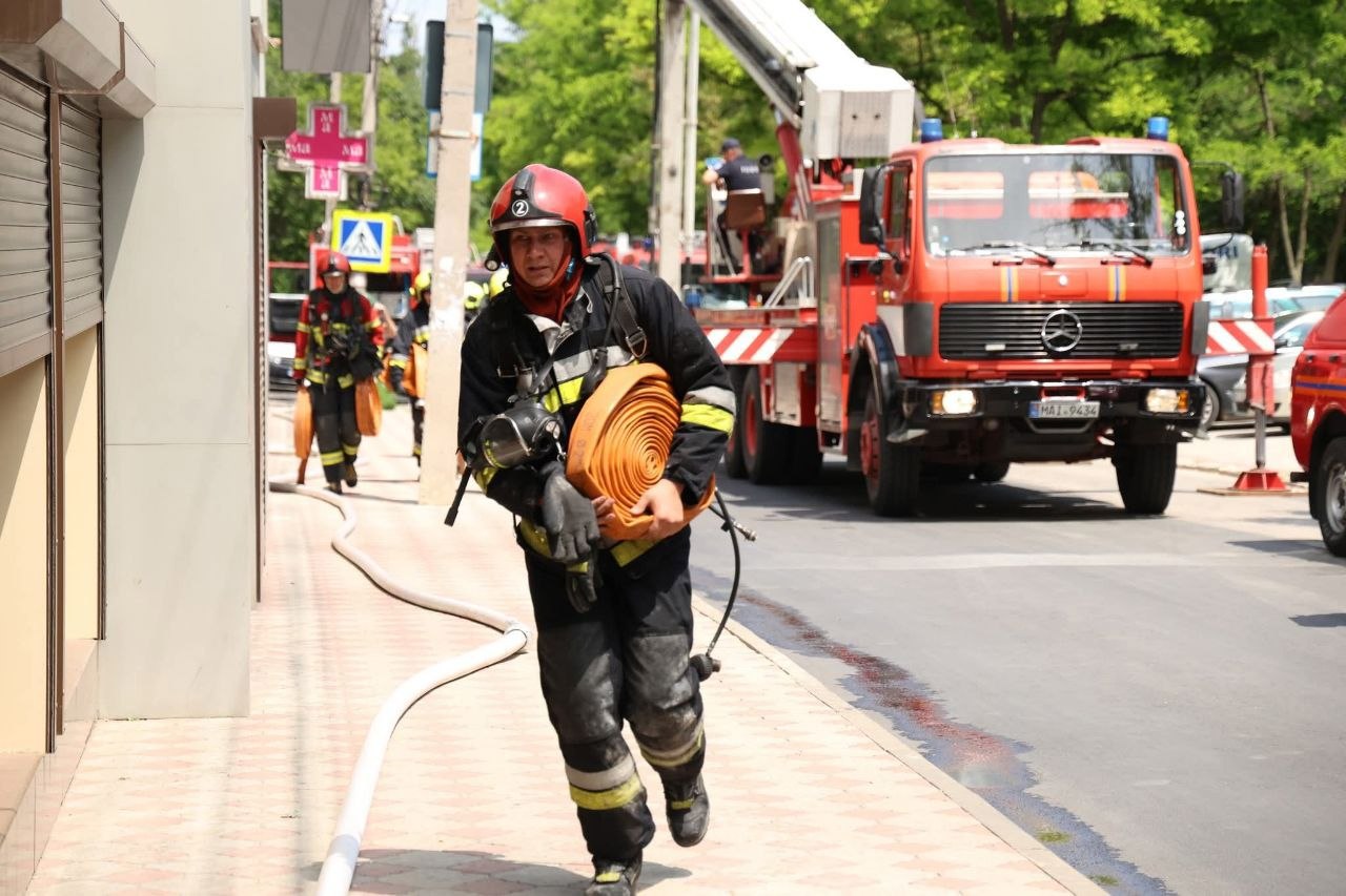 Noi detalii despre incendiul de pe strada Melestiu: Specialiștii investighează un scurtcircuit și nerespectarea regulilor antiincendiare