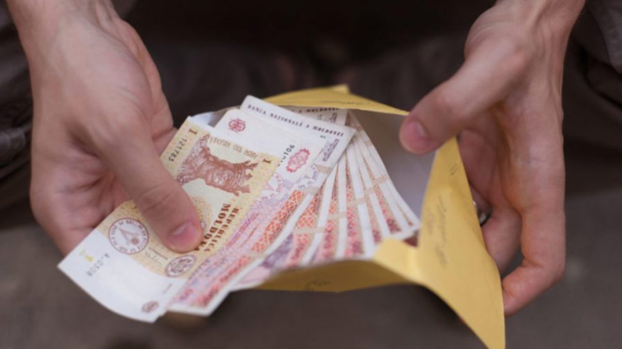 Experți: Acordarea ajutorului de 1.000 de lei pentru elevi, influențată de apropierea campaniei electorale