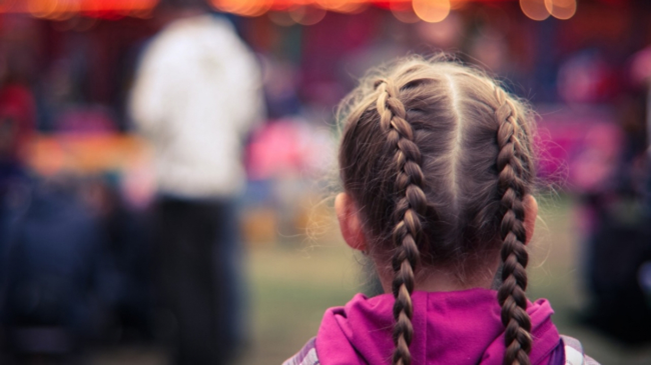 „O creștea să îi fie femeie”: Un bărbat de 77 de ani a violat fetița în vârstă de șapte ani a vecinilor