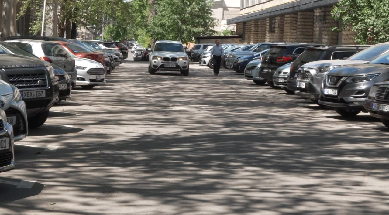 O barieră de lângă Parlament, demontată: Șoferii au acces liber la parcare
