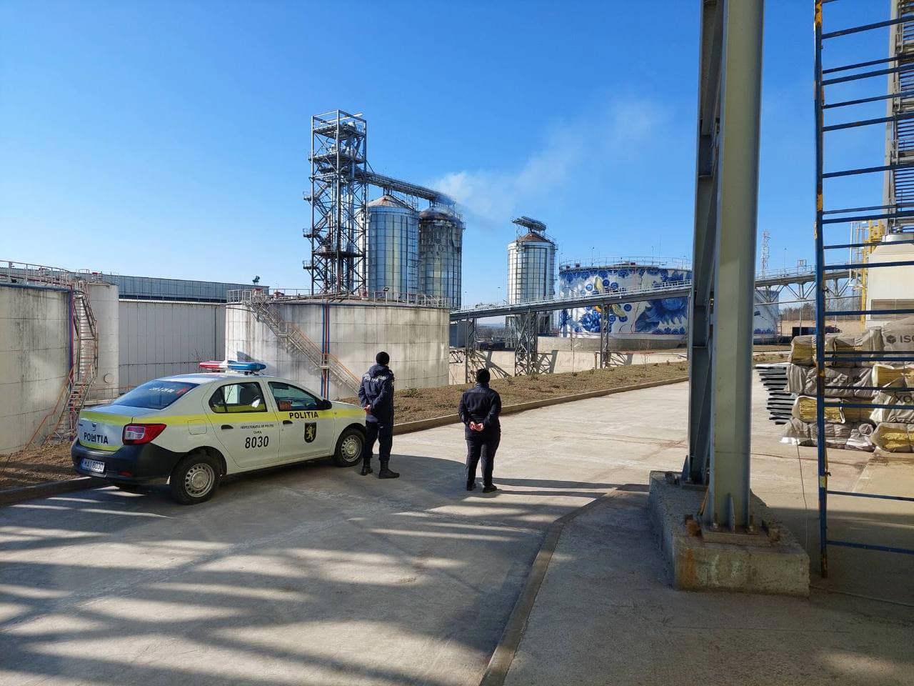 Incendiul din Portul Giurgiulești: 5 autospeciale cu un efectiv de 13 angajați continuă misiunea de asigurare a securității antiincendiare 