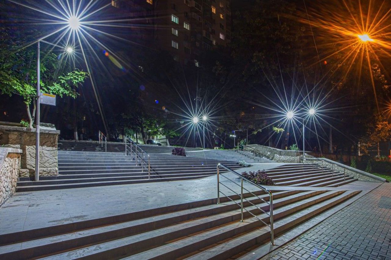 Aproape un milion de lei investiți, dar treptele se macină: dispute la intersecția Dacia–Hristo Botev