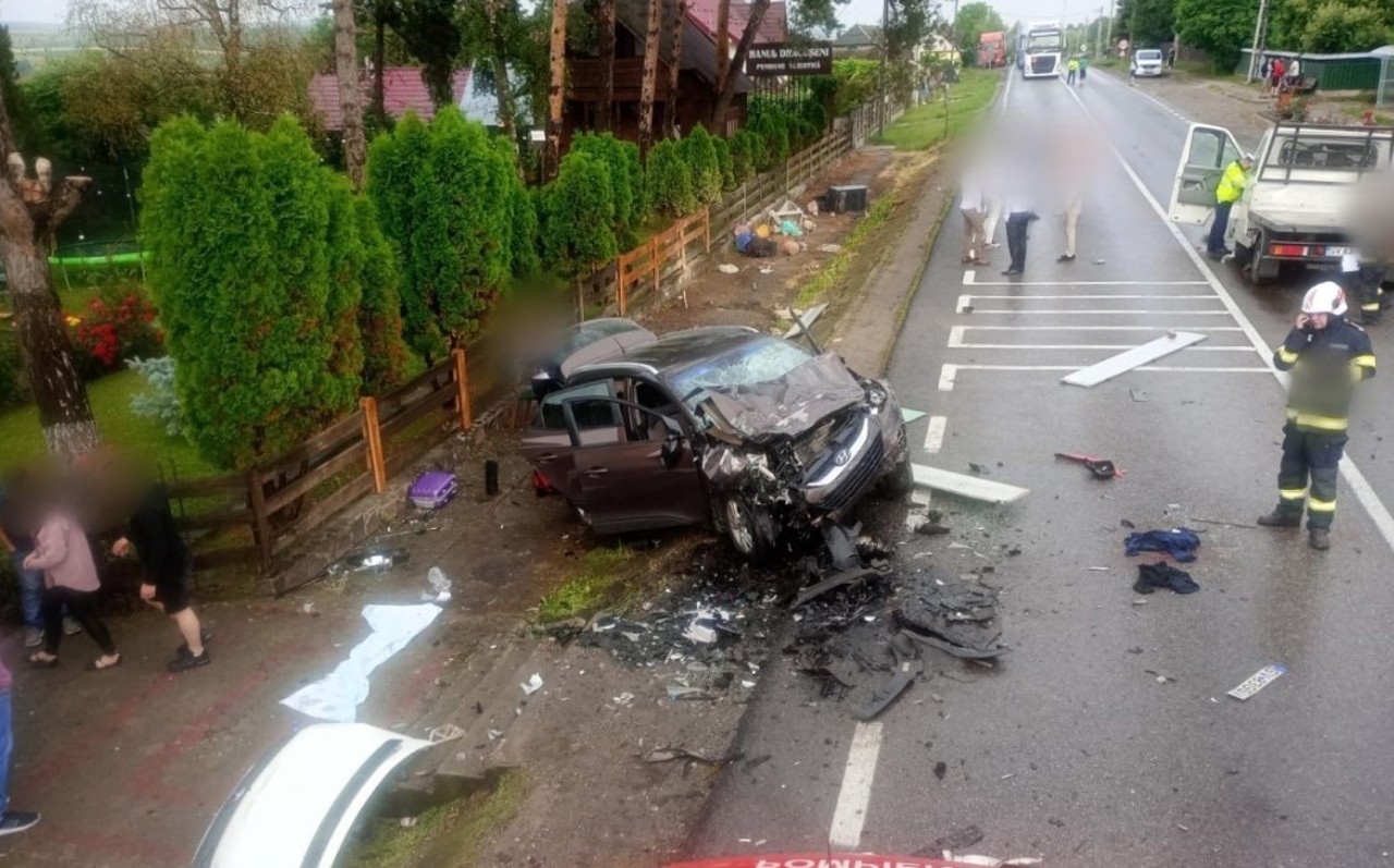 Accident cu 11 răniți, între care doi copii, în Suceava. O autoutilitară a intrat pe contrasens și a lovit două mașini