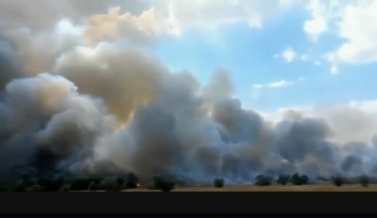 Киев заявляет о нападении на российскую военную базу в Крыму. Пожар привел к эвакуации более 2000 человек