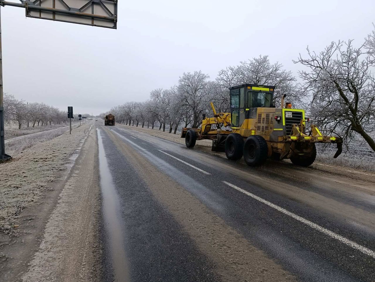 Drumarii intervin continuu pe drumurile naționale: polei pe întreg teritoriul, Codul galben rămâne în vigoare