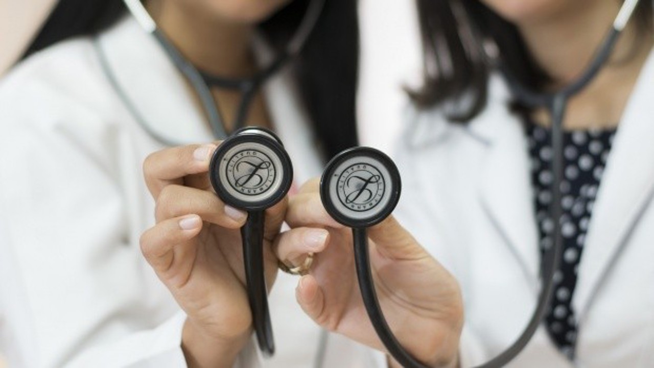 „Nu regret nicio clipă timpul acordat studiilor”. Doi studenți la medicină, printre beneficiarii burselor de merit