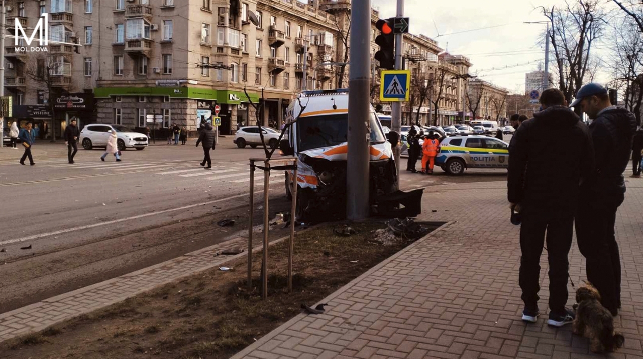 Фото: Серьезное ДТП с участием машины скорой помощи в центре столицы. Четыре человека доставлены в больницу