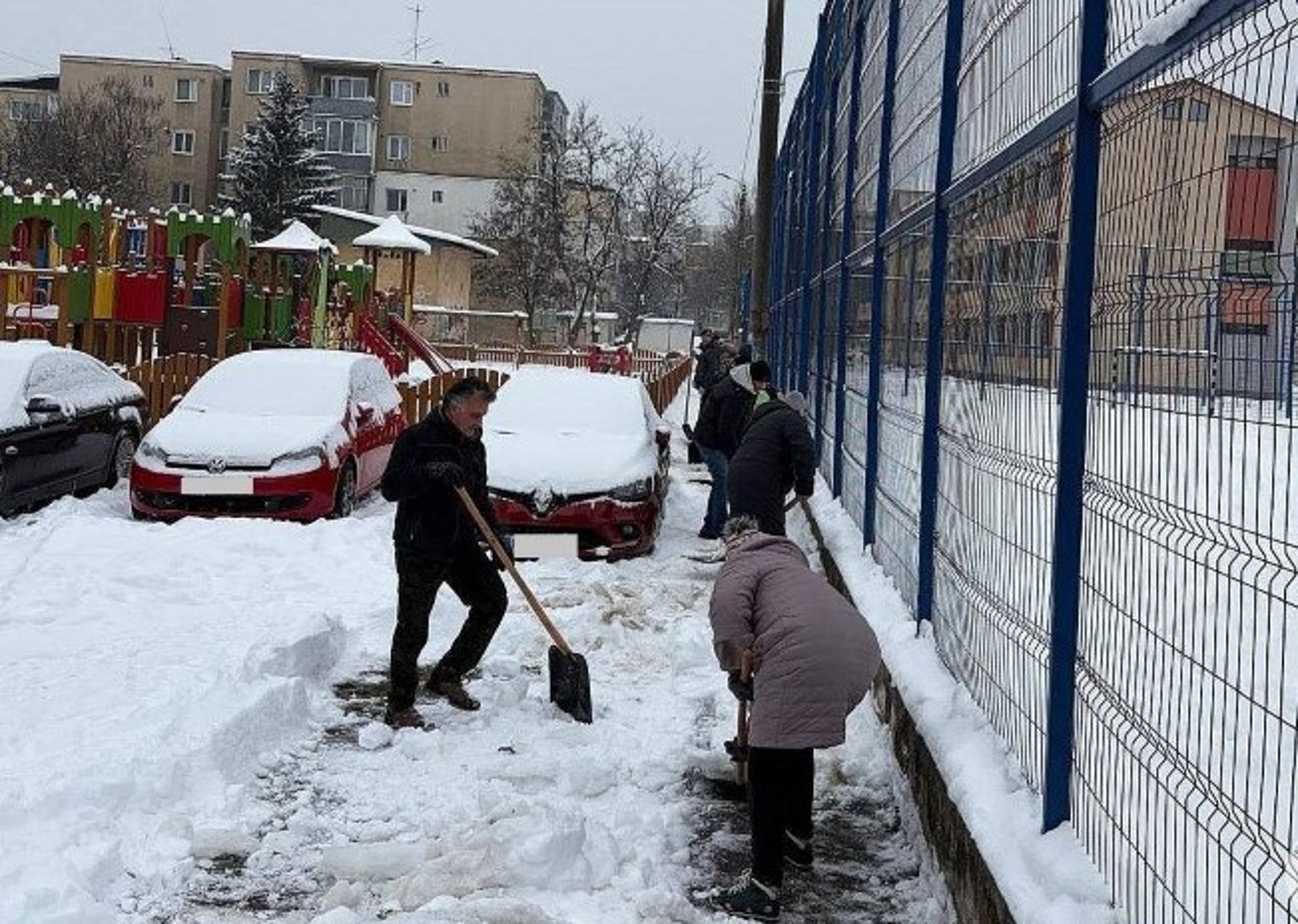 Ninsoare pe timp de noapte: autoritățile îndeamnă instituțiile de învățământ să curețe căile de acces