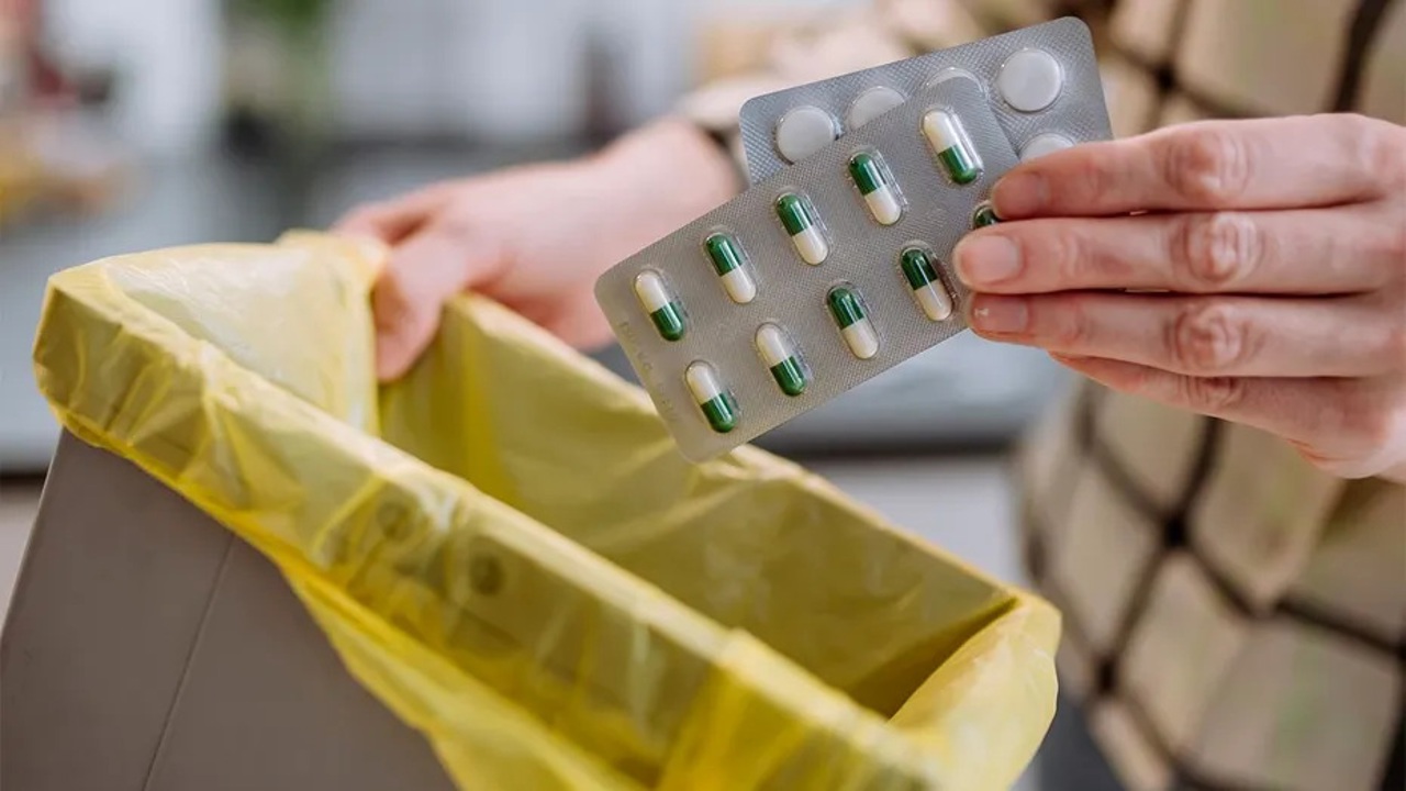 Avertismentul specialiștilor: Medicamentele expirate nu se aruncă la gunoi. Riscuri pentru sănătate și mediu 