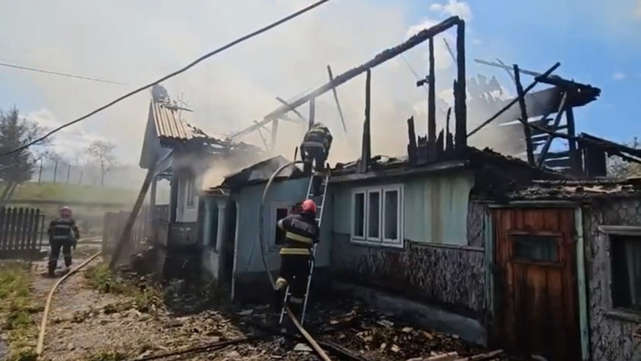 Incendiu într-o comună din Vrancea. Peste 30 de case au luat foc, 300 de oameni au fost evacuați