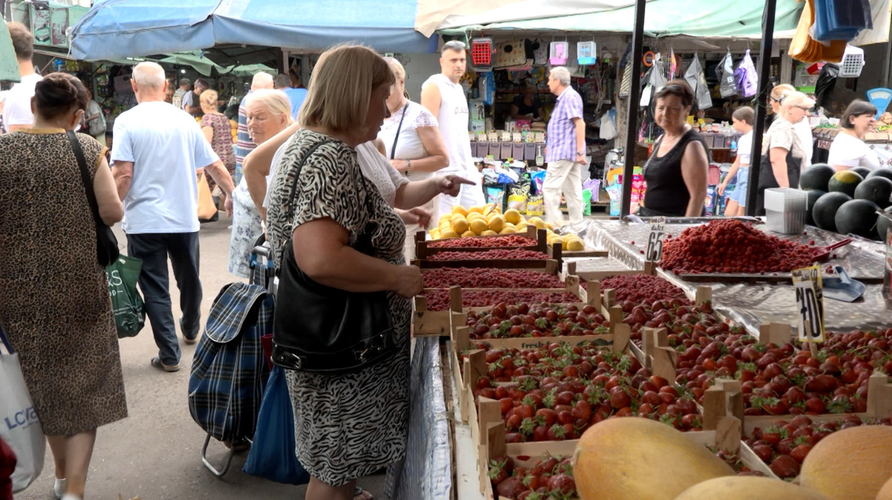 În lipsa ploii, prețurile cresc. Cât costă fructele în piețele din capitală