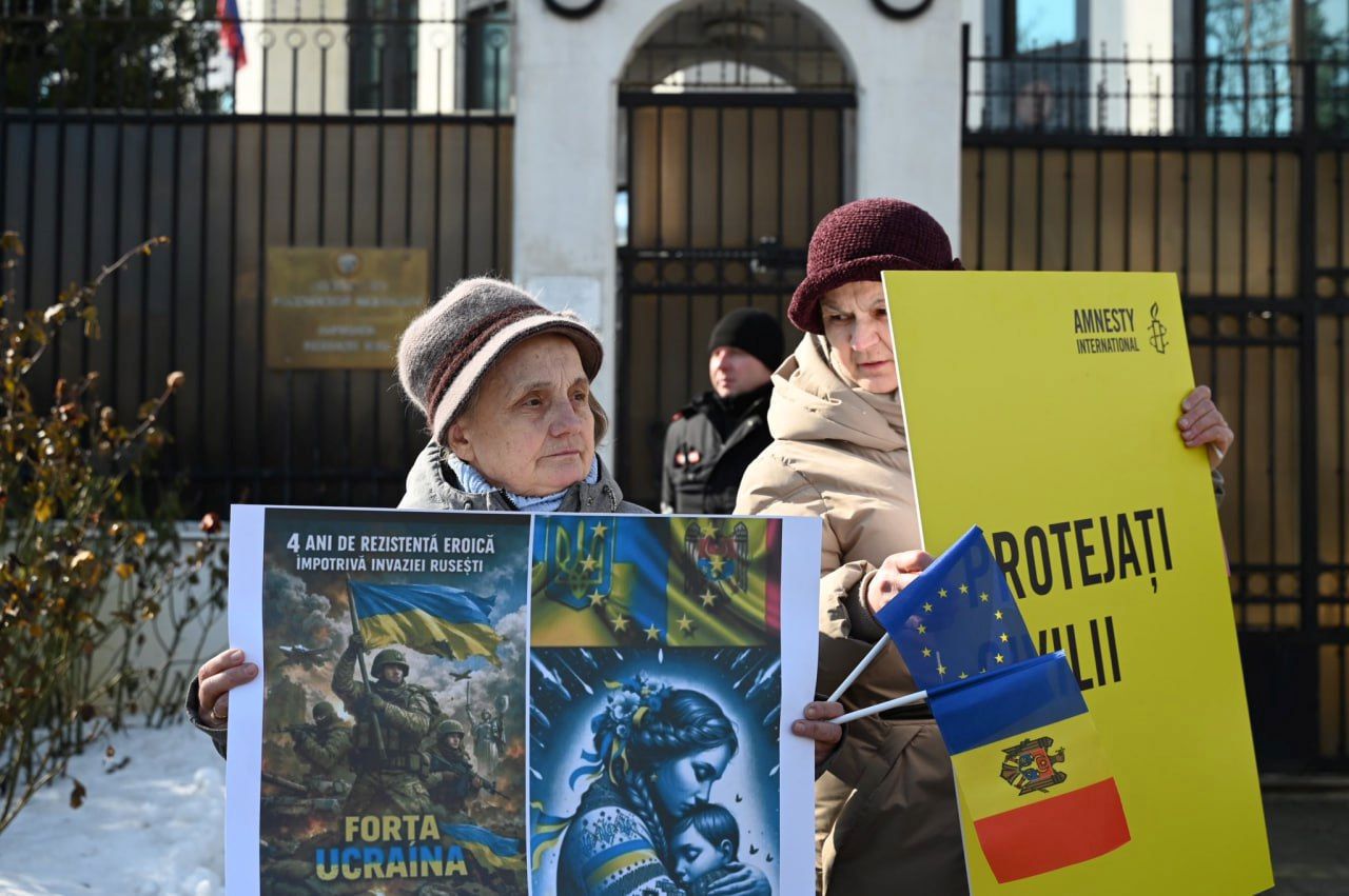 Solidaritate cu Ucraina la Chișinău: Manifestanții cer tragerea la răspundere a criminalilor de război