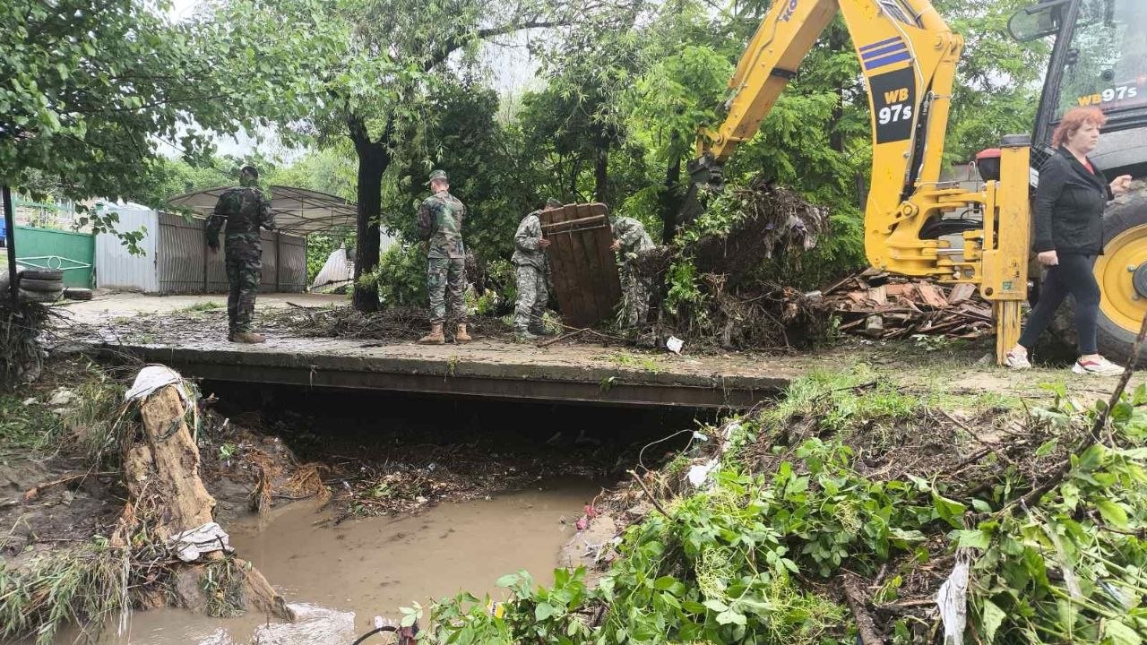 Militarii curăță drumuri și evacuează bunuri în localitatea Pănășești