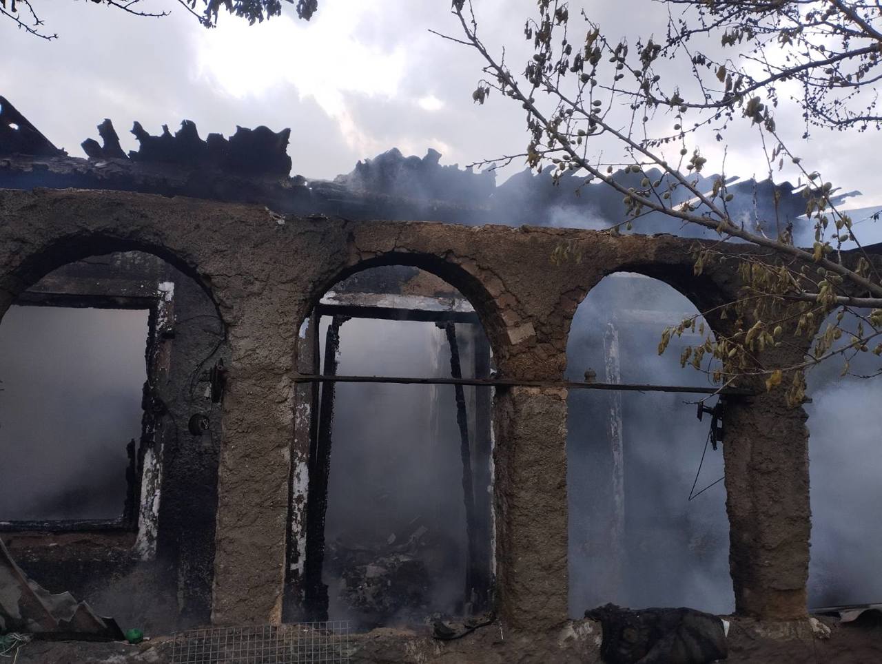 Сильный пожар в Единец: Один дом был охвачен пламенем