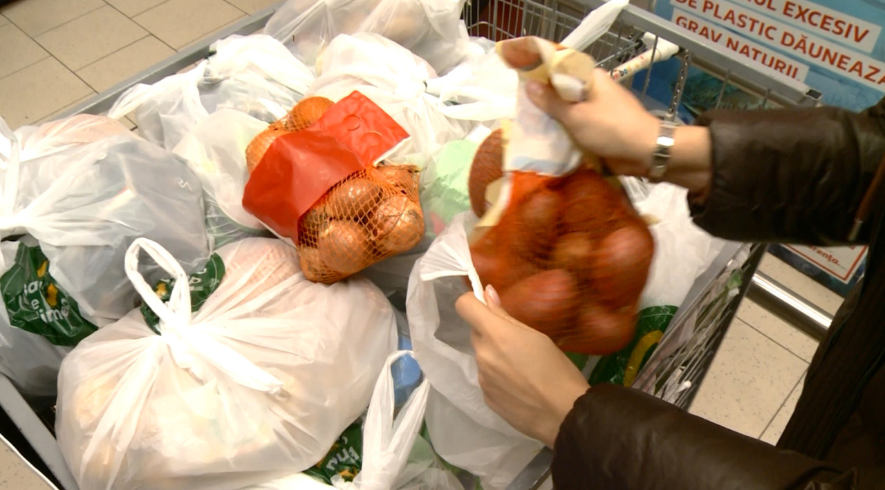 Mii de voluntari au donat alimente în cadrul Colectei Naționale „Binele din coșul tău”