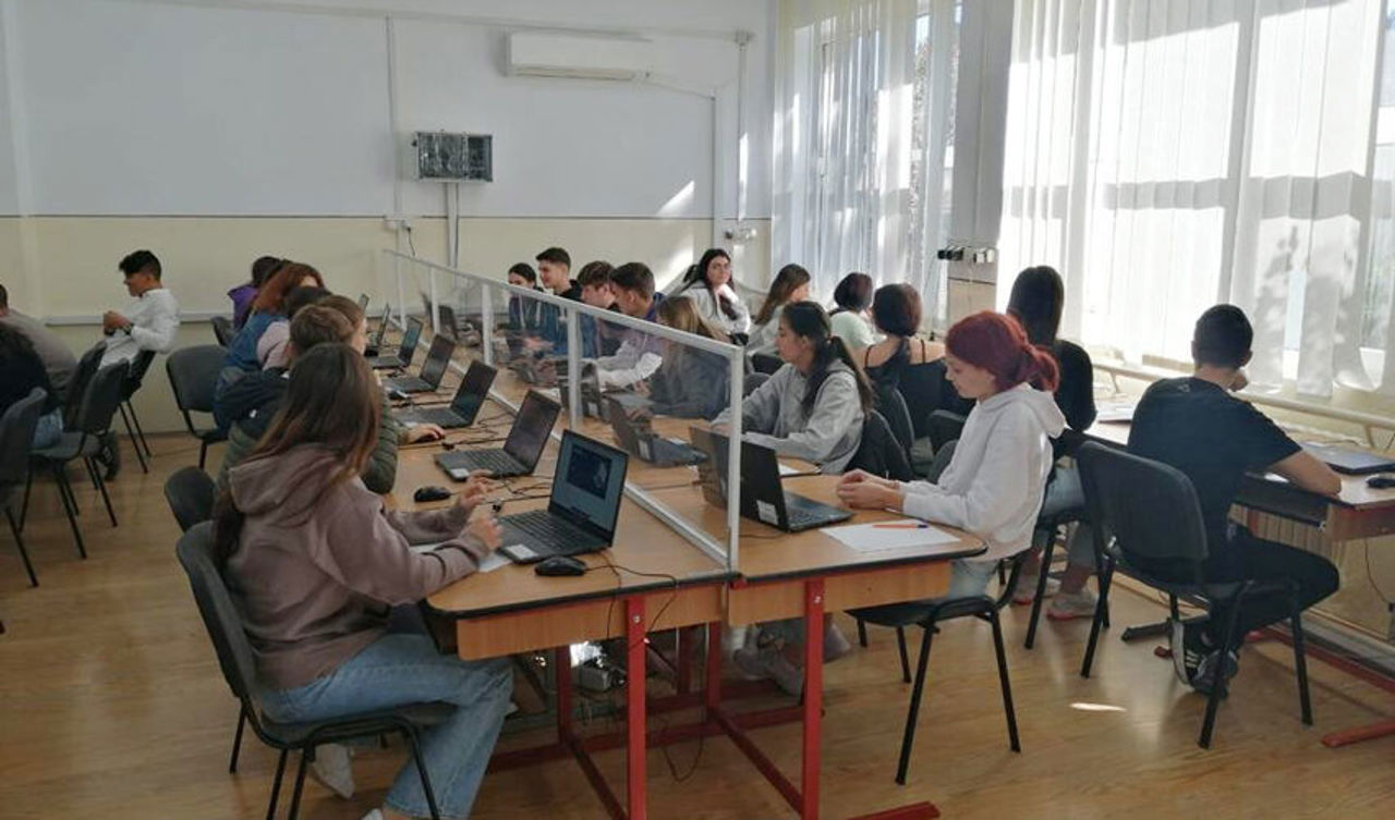 Elevii claselor a IX-a și a XII-a pot obține recunoașterea oficială a competențelor digitale. MEC anunță o nouă testare națională