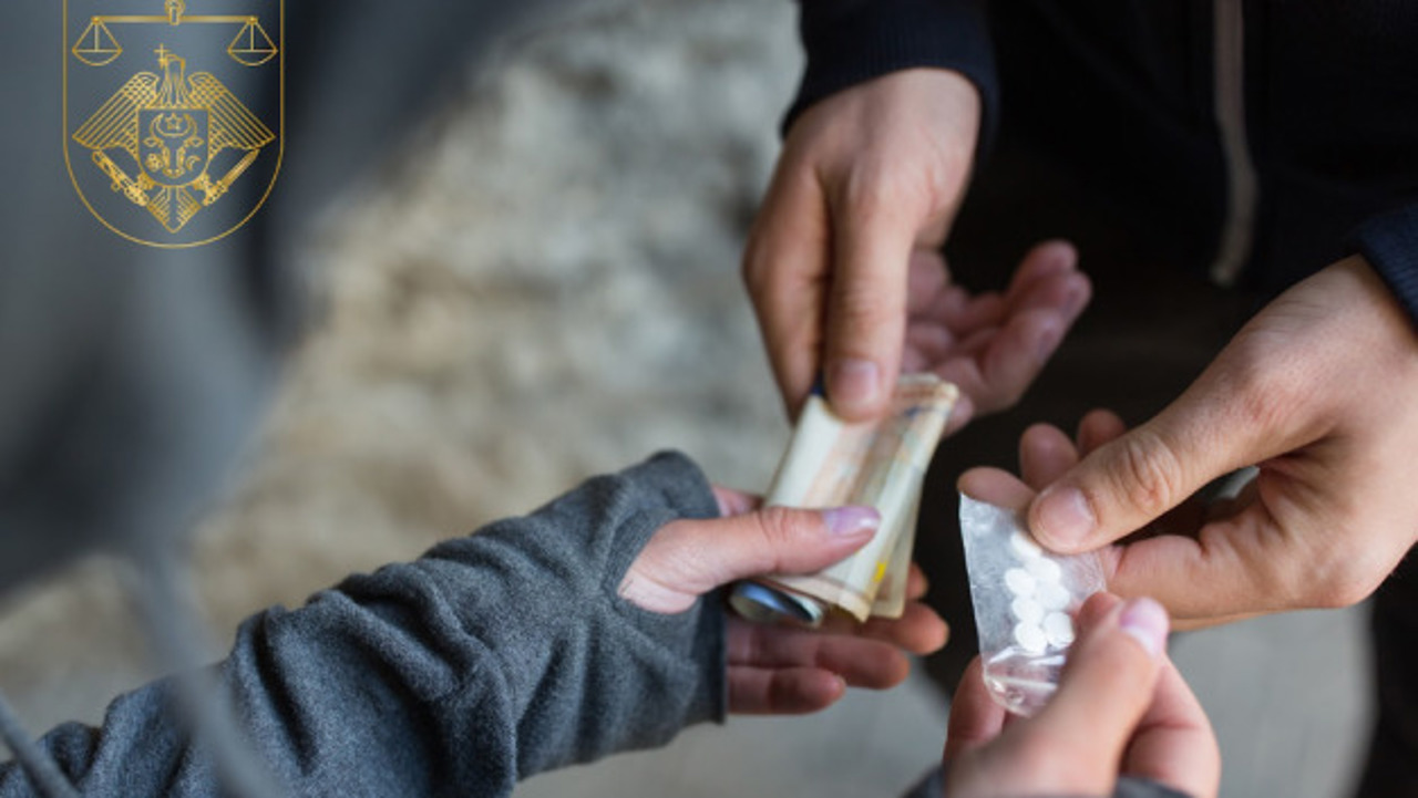 Heroina, vândută inclusiv unei femei aflate în tratament pentru dependență. Un bărbat, condamnat la nouă ani de închisoare
