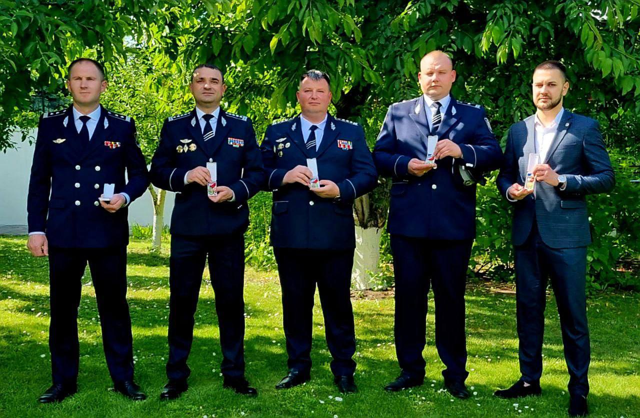 Investigative police officers, decorated by the French Republic