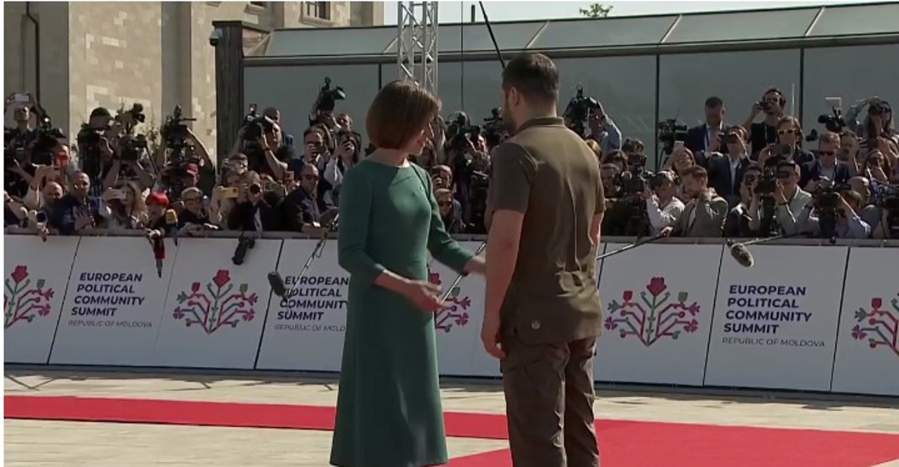 Майя Санду вышла на красную ковровую дорожку, чтобы поприветствовать гостей. Первым пришел президент Украины Владимир Зеленский
