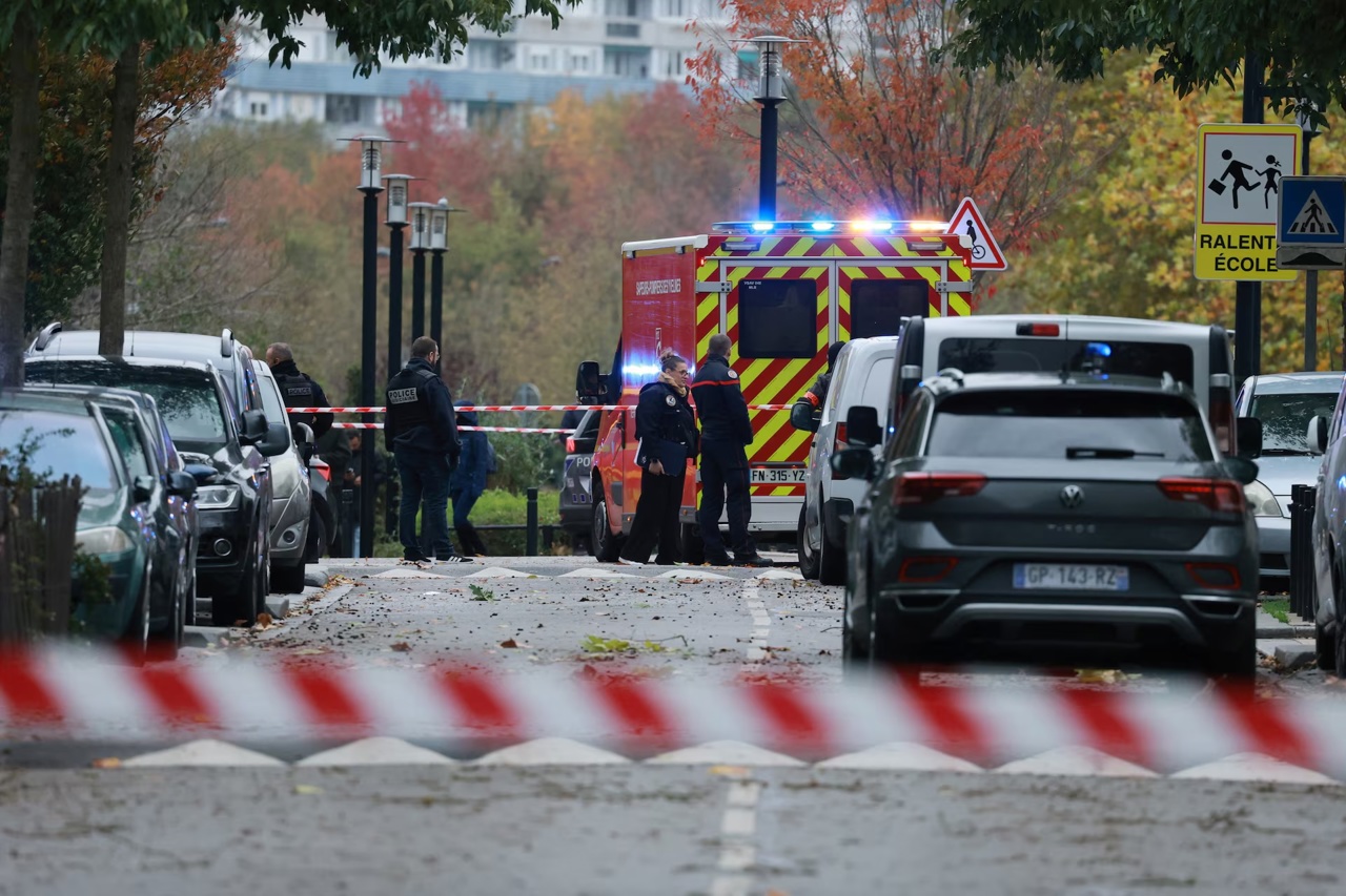 Un mort și cinci răniți în urma unui atac armat în apropiere de Paris. Macron condamnă un act terorist motivat de ură rasială