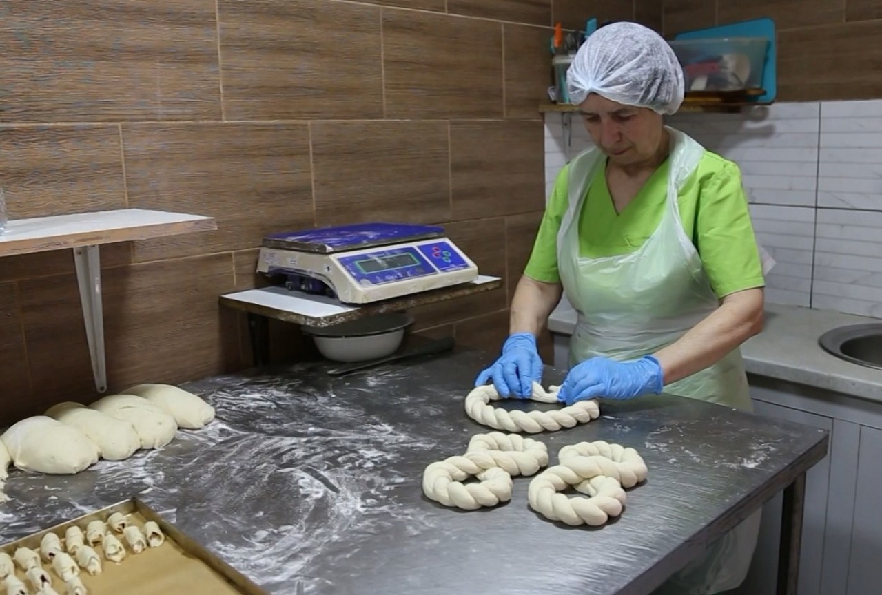 Sărbătoarea celor 40 de Mucenici: Gospodinele coc sfinți, plăcinte și prăjituri 