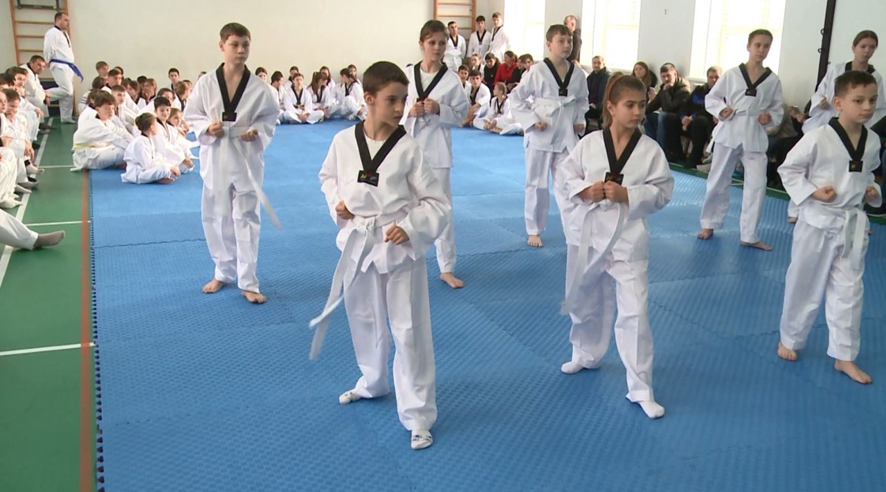 Elevii din sudul și centrul țării care practică taekwondo-ul și-au demonstrat abilitățile la examenul de centură