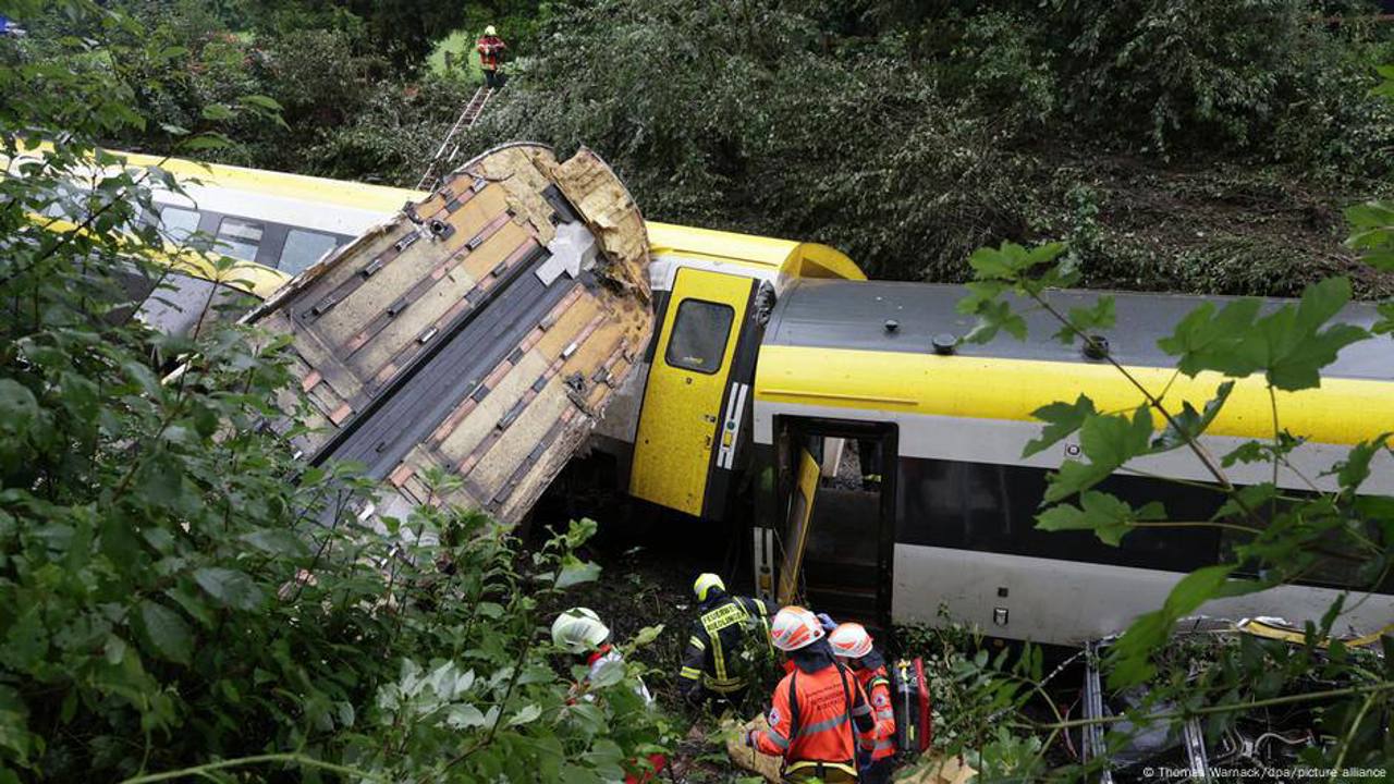 (ВИДЕО) Крушение поезда в Германии: три человека погибли, десятки пострадали