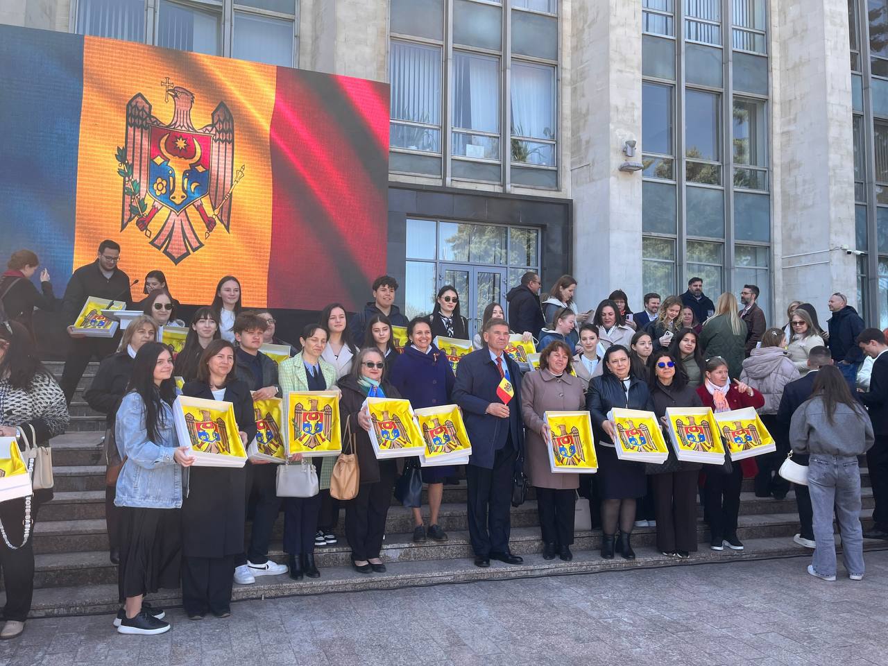 Peste 300 de drapele, înmânate liceelor din țară: „Nu este doar moștenirea trecutului, este angajamentul pentru viitor”