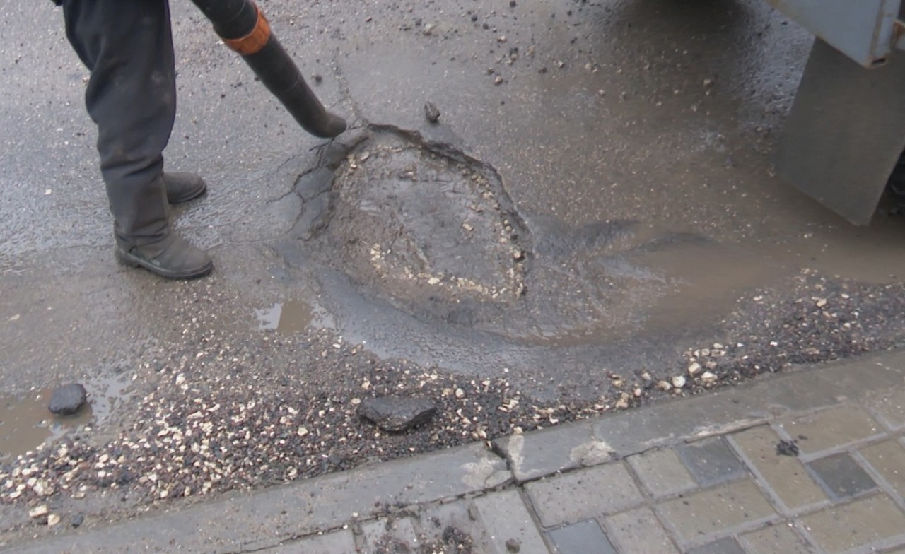 VIDEO | Atenție, șoferi! Capitala a devenit o cursă cu obstacole după ce asfaltul a cedat poleiului