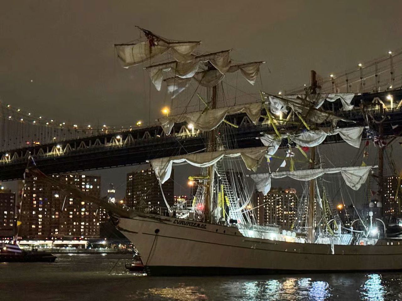 Două persoane au murit, după ce un velier al Marinei mexicane a lovit podul Brooklyn din New York