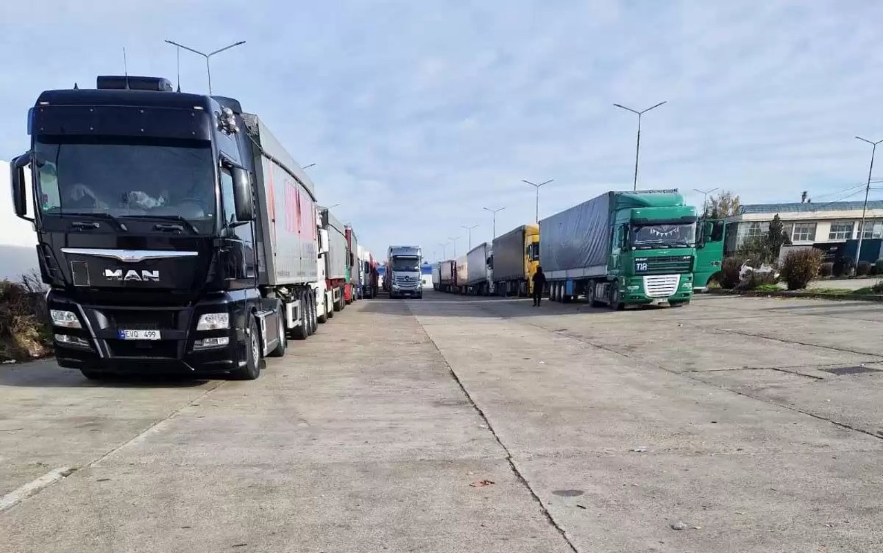 Camioane cu fructe, blocate în vamă. Exportatorii spun că au pierderi semnificative
