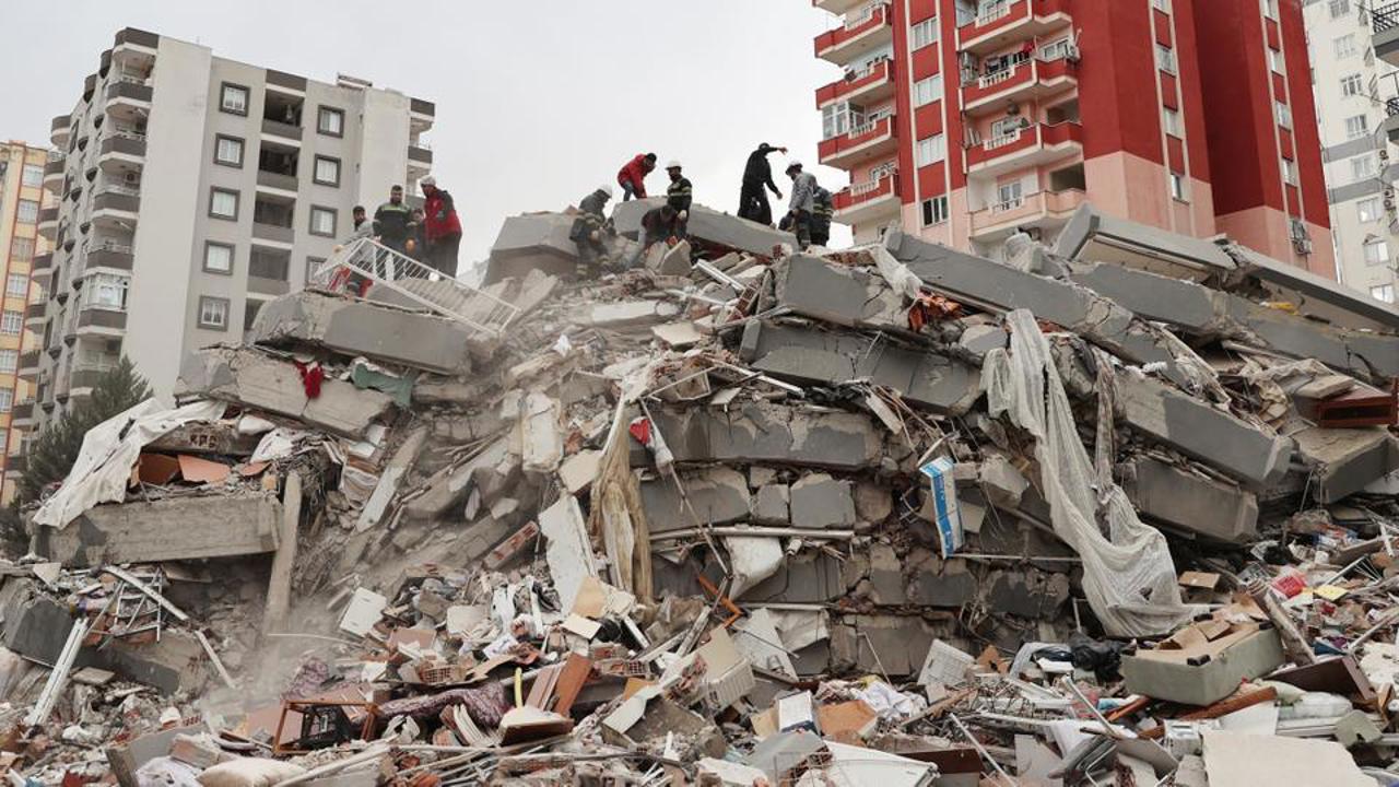 Salvatori din întreaga lume au fost trimiși în Turcia și Siria